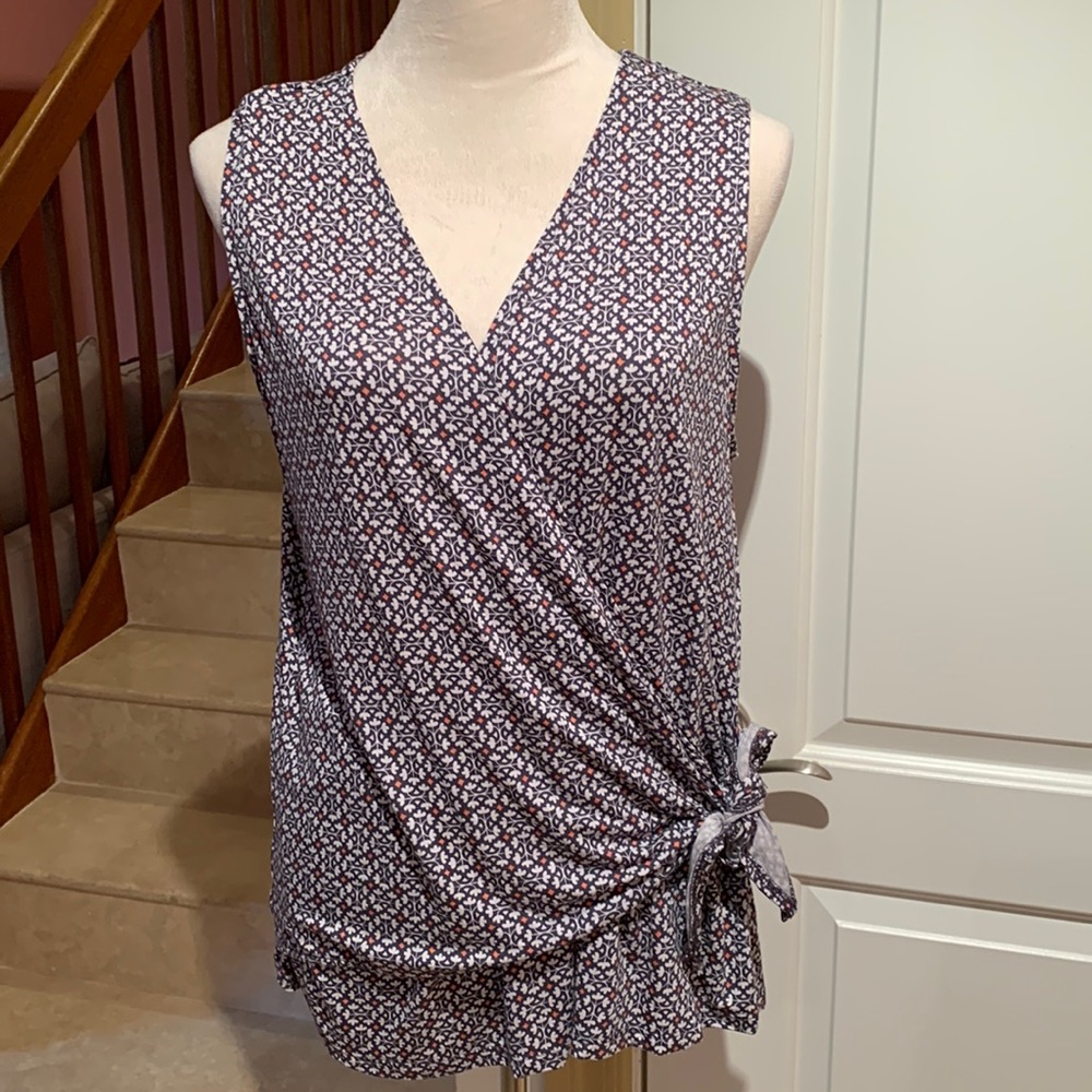LOFT OUTLET. Gray,‎ Coral, black wrap top. Sleeveless V-Neck. Cute flower…